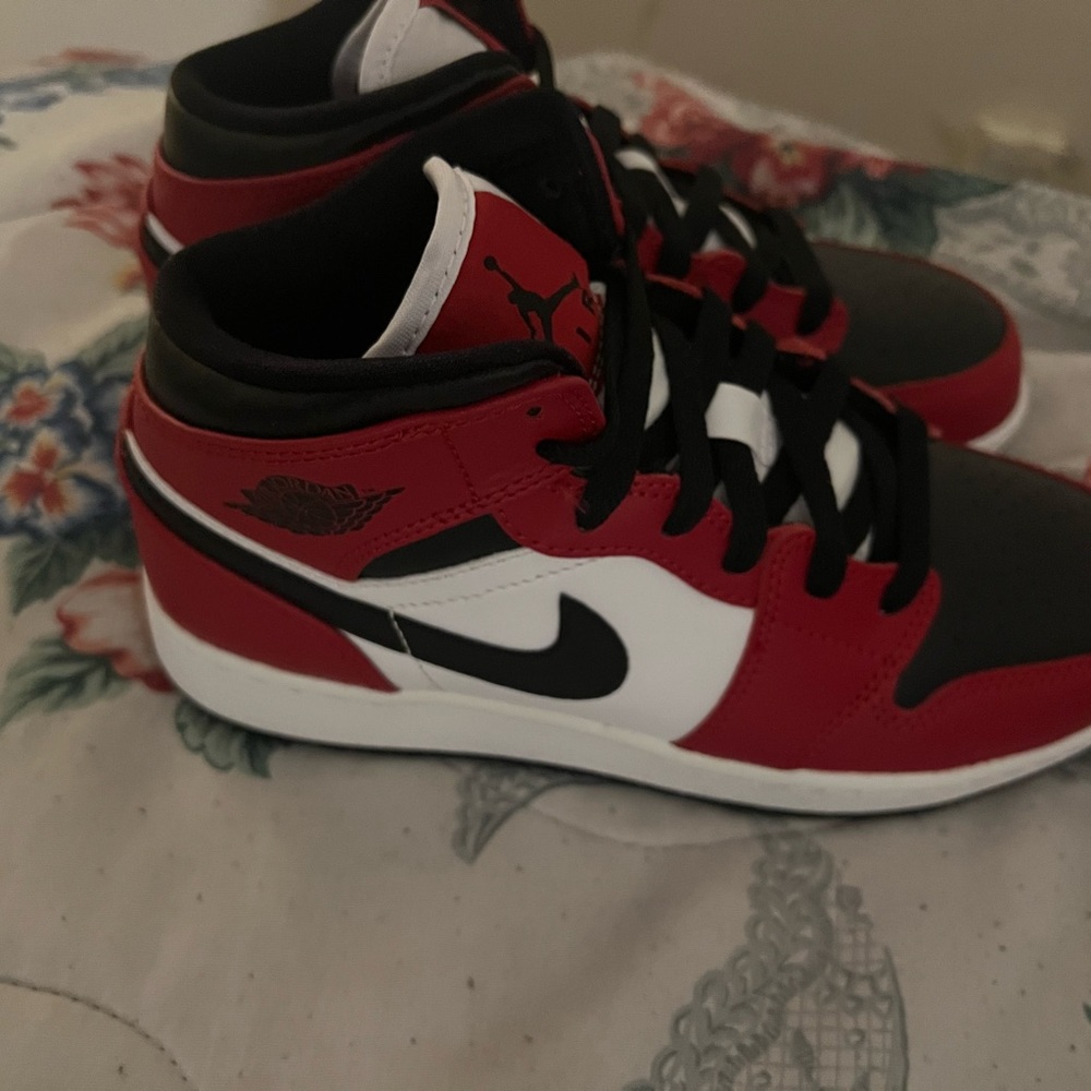 Jordan 1 Mid “Chicago Black Toe” - Picture 3 of 5